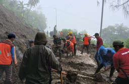 Diterjang Material Longsor saat Hujan Deras, Jalur Wisata Bromo via Malang Ditutup Total