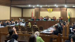 Dua Cewek Bikin Terperangah Pengunjung Sidang Dugaan Korupsi Nadiem