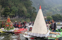 Potensi Tradisi Tahunan 'Labuhan Sarangan' Jadi Ajang Promosikan Pariwisata di Magetan