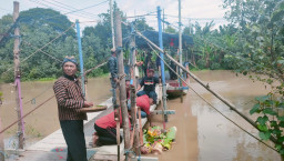 Lestarikan Sedekah Bumi, Warga Bogempinggir Gelar Ritual Larung Sesaji
