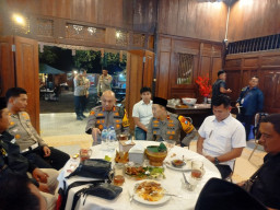 Bangun Sinergitas Blitar Aman, Kapolres Bukber Bareng Awak Media dan Beri Santunan Anak Yatim