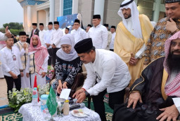 Pererat Ukhuwah dan Hubungan Bilateral, Khofifah dan Atase Arab Saudi Buka Puasa Bersama Ribuan Warga di Surabaya