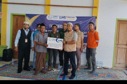 Sambut Ramadan, PLN UIT JBM Berdayakan Peternak Ayam Petelur di Desa Gili Timur