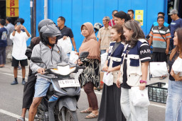 Jelang Buka Puasa,  PT. Avicent Indo Utama Bagi 800 Paket Takjil di Jalan Basuki Rahmad