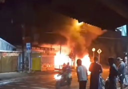 Buntut Pembacokan Saat  Patrol Sahur di Gresik, Rumah Terduga Pelaku di Lamongan Dibakar Massa