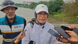DLHKP Kota Kediri Bersih-bersih Cagar Budaya Jembatan Lama
