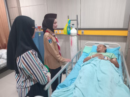 Wujud Kepedulian, Mbak Wali Jenguk Personel Damkar Korban Sengatan Tawon Vespa