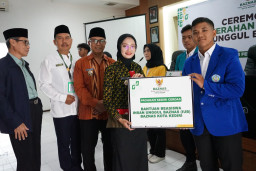 Mbak Wali Serahkan Beasiswa Insan Unggul Baznas, Tekankan Pentingnya Pendidikan bagi Generasi Penerus