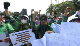 Guru Madrasah Gelisah, Demo di Gedung DPR