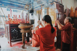 Klenteng Hong Tiek Hian, Mulai Ramai Pengunjung Mohon Keberuntungan