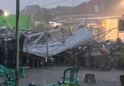 Sejumlah Bangunan di Jombang Rusak, Diterjang Fenomena Hujan Es dan Angin Kencang