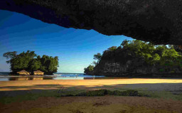 Pesona Pantai Pelang, Suguhkan Panorama Eksotis Hamparan Pasir Putih hingga Hutan Tropis