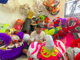 Jelang Tahun Baru Imlek, Perajin Barongsai di Sidoarjo Kebanjiran Orderan