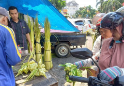 Warga Bojonegoro Berburu Janur dan Ketupat Jelang Malam Nisfu Syaban