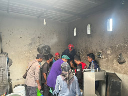 Kurang Hati-hati, Tangan Karyawan Terjepit di Penggilingan Bakso