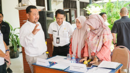 Bupati Yani Turun Langsung Sapa Ratusan Pencari Kerja di Disnaker Gresik