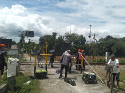 Palang Pintu Rel KA JPL 206 KM 128 Ditutup, Pasca Benturan KA dan Motor