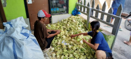 Pengrajin Ketupat di Pamekasan Kebanjiran Orderan Jelang Lebaran Ketupat