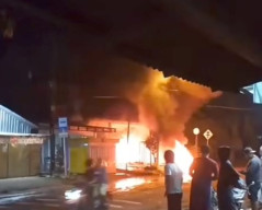 ​Polres Lamongan Buru Pelaku Perusakan Rumah dan Pembakaran Kendaraan Bermotor