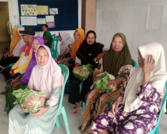 Posyandu Lansia di Pos Mawar I Bersukaria, Bawa Pulang Sayur Mayur 1 Kresek