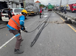 Dampak Hujan dan Angin Kencang, PLN Terjunkan Personel Pulihkan Jaringan Listrik