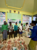 Gus Muhaimin Bagikan Ribuan Bingkisan Lebaran ke Masyarakat Terdampak Banjir di Wilayah Pantura