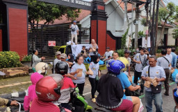 Relawan Suket Teki Nusantara Bagikan 1.500 Paket Takjil, Wujud Kepedulian di Bulan Ramadan