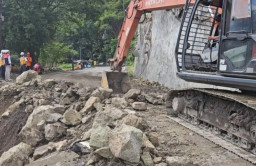 Material Batu Besar Menutup Jalur Trenggalek-Ponorogo Mulai Dibersihkan Petugas Gabungan