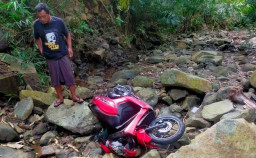 Alami Rem Blong, Pengemudi Motor Masuk Jurang di Jalur Ekstrem Trenggalek
