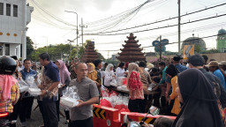 Jalin Silaturahmi dengan Warga, Sekretariat DPRD Jatim Bagikan 1.500 Takjil