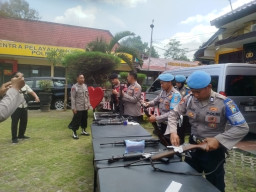 Polres Blitar Kota Lakukan Pemeriksaan Rutin Pemegang Senpi Organik Polri