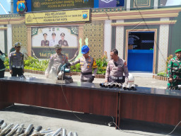 Polres Blitar Kota Musnahkan Ribuan Botol Miras dan Ratusan Knalpot Brong