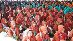 Jelang Keberangkatan, Ratusan Calon Jamaah Haji Asal Lamongan Belum Terima Seragam