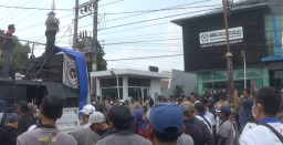 Kartu Kepesertaan ''Ngadat', Ratusan Buruh Pakerin Ngluruk Kantor BPJS Kesehatan Mojokerto