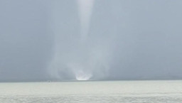 Heboh! Fenomena 'Waterspout' Pusaran Angin Tornado Gegerkan Warga Dekat Jembatan Suramadu