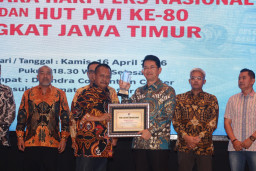 Sukses Lakukan Transformasi Perbankan, Dirut Bank Jatim Raih Penghargaan dari PWI Jawa Timur