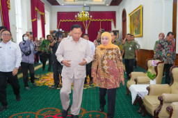 Proyek Giant Sea Wall Jatim Dipercepat, Khofifah Tegaskan Urgensi Tanggul Laut Hadapi Risiko Pesisir