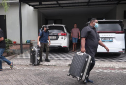 KPK Geledah Rumah Pengusaha EO Madiun, Bawa Satu Handphone 