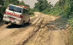 Viral! Jalan Rusak Parah Bak Offroad, Ambulans di Nganjuk Hampir Terguling