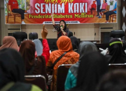 Lewat Senam Kaki, Dinkes Kediri Beri Edukasi Penderita Diabetes Melitus