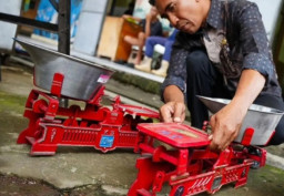 Pastikan Transaksi Aman dan Sesuai, Disdag Kota Madiun Tera Ulang Timbangan Pedagang di Pasar Sleko