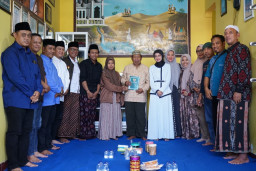 Mbak Wali dan Gus Qowim Takziah ke Rumah Duka Pengrajin Tenun Ikat Bandar Kidul Medali Mas, Sampaikan Duka Mendalam