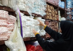 Pelaku UMKM di Magetan Gigit Jari, Harga Plastik dan Minyak Goreng Melonjak Naik