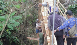 Viral di Medsos! Jembatan Darurat di Bondowoso Terlihat Usang, Padahal Baru Diluncurkan