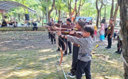 Lomba Panahan Tradisional Bertajuk ‘Gladen Alit’ di Nganjuk, Berbaju Adat Jawa
