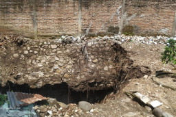 Viral, Muncul Lubang Besar di Belakang Rumah Warga Pasca Hujan Deras