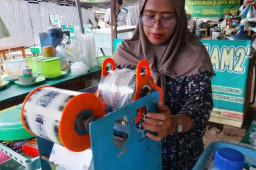 UMKM Pedagang Es di Banyuwangi Resah, Harga Gelas Plastik Naik Dua Kali Lipat