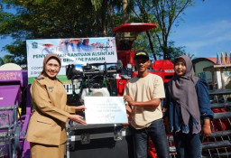 Dorong Modernisasi Pertanian Naik Kelas, Pemkab Lumajang Bagikan Bantuan Dua Alsintan