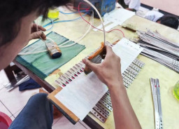 Per Hari, Perajin Gelang Identitas Layani Ribuan CJH di Asrama Haji Surabaya