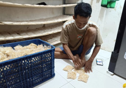 Harga Kedelai Impor Naik Imbas Konfilik Geopolitik, Perajin Tempe di Surabaya Pilih Perkecil Ukuran